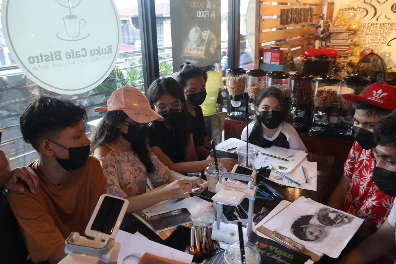 Teaching Charcoal Art Techniques at Cafe